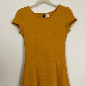 Fall mustard dress. Vintage 👀 look!